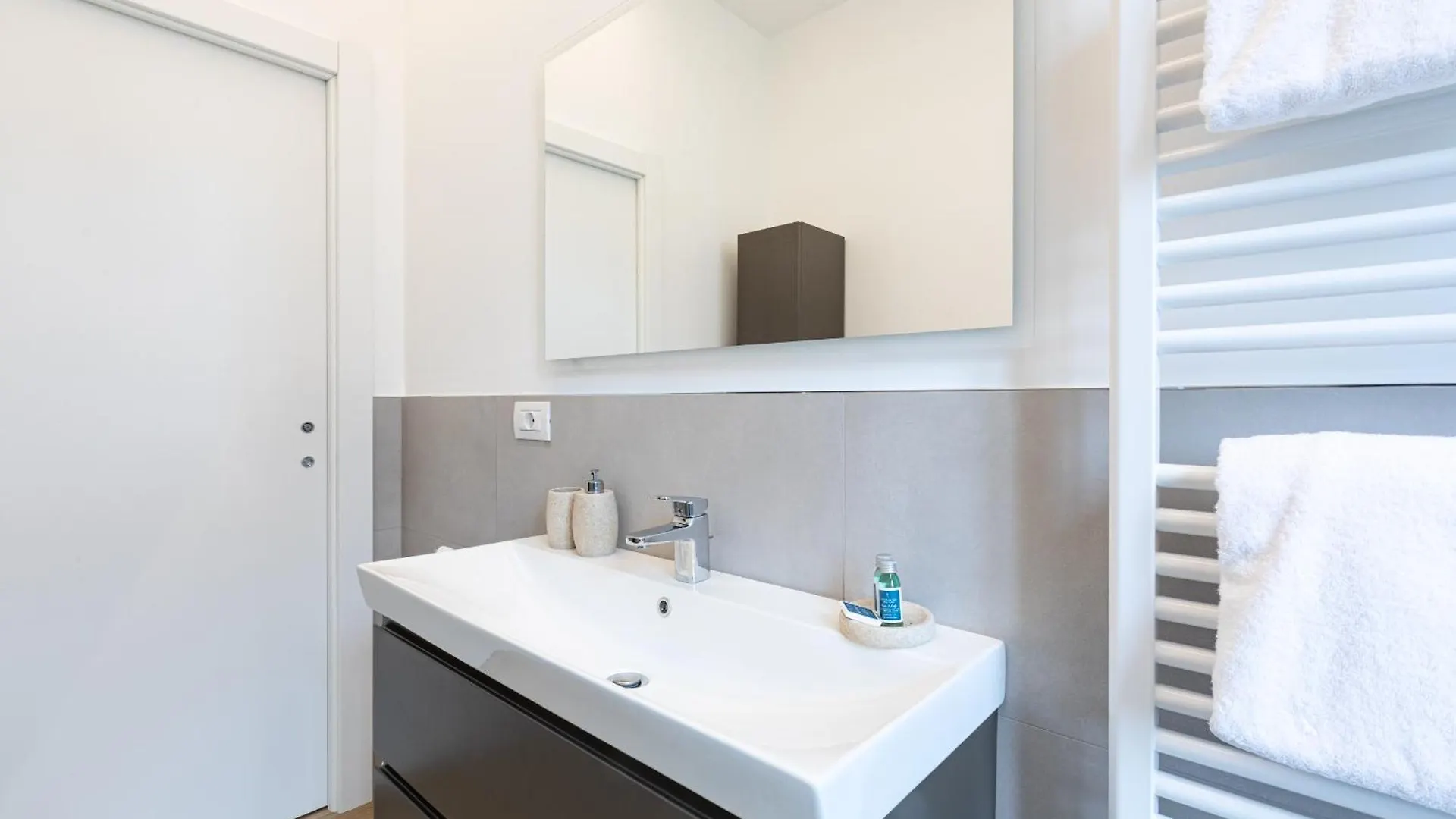 Certosa Enchanting Apartment With Balcony - Top Collection ミラノ
